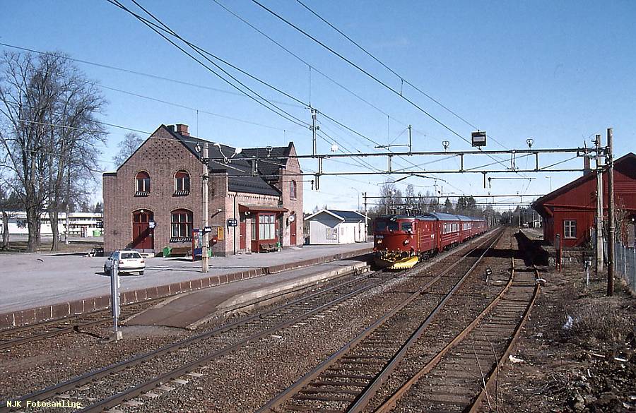 https://pix.njk.no/116/116167-f1114-3346-Hovedbanen-Jessheim-tog344-1994-05-01_1000.jpg