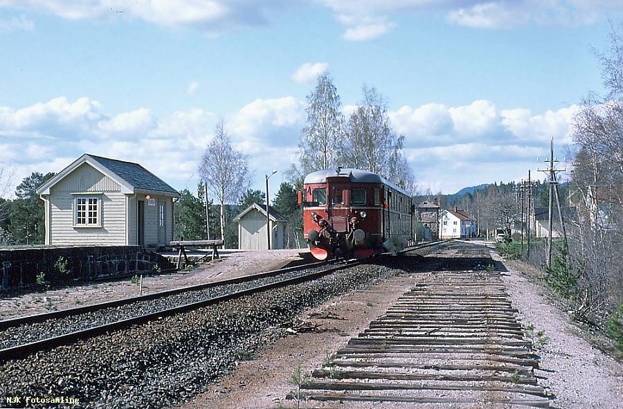 https://pix.njk.no/116/116353-f7410-3529-Arendalsbanen-Flaten-1975-05_1000.jpg