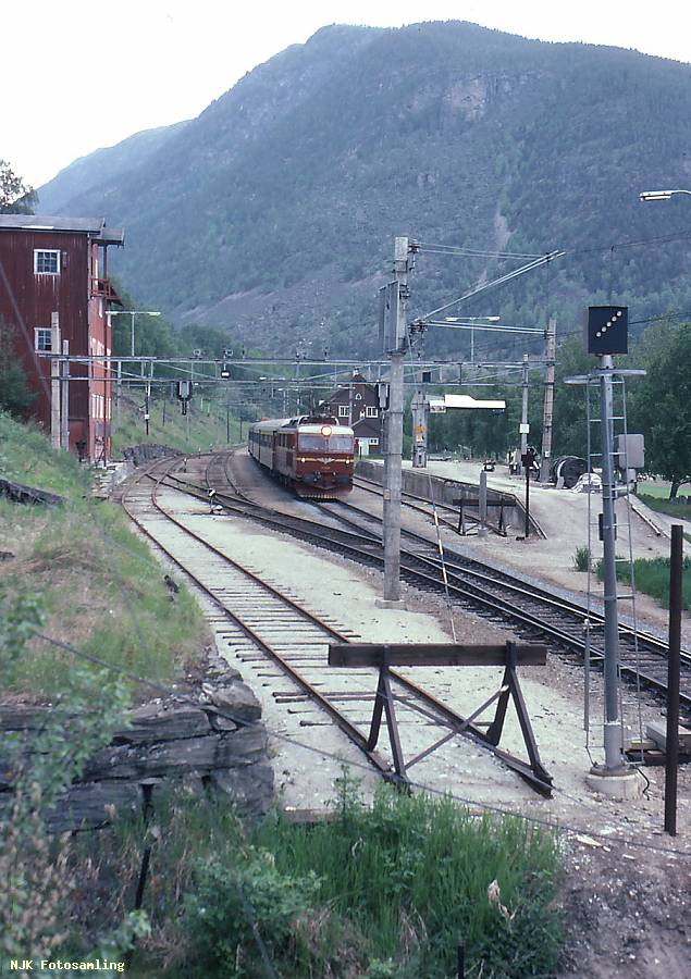 https://pix.njk.no/116/116396-f3327-3573-Eidsvoll-Dombaasbanen-Sel-1978_1000.jpg