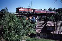 https://pix.njk.no/142//s142635-OEstfoldbanen-Hoelen-tog460-1989-07-04_900.jpg