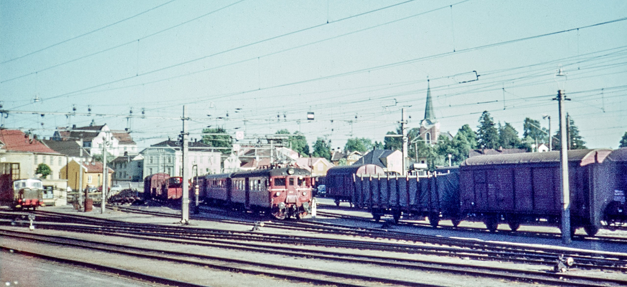 https://pix.njk.no/188/188267-Vestfoldbanen-Larvik-1967-07-12_1280.jpg