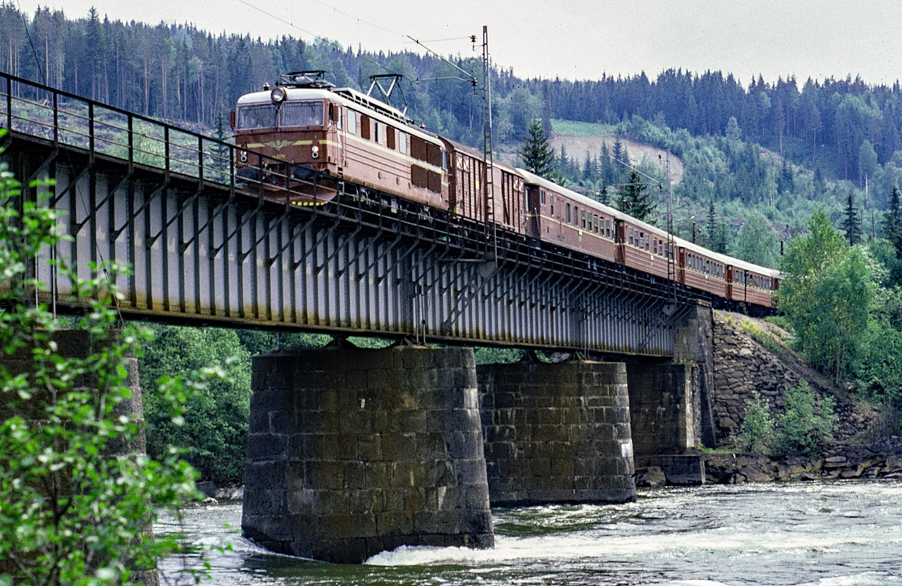https://pix.njk.no/193/193013-Eidsvoll-Domba778sbanen-Hunder-tog351-1978_1280u.jpg