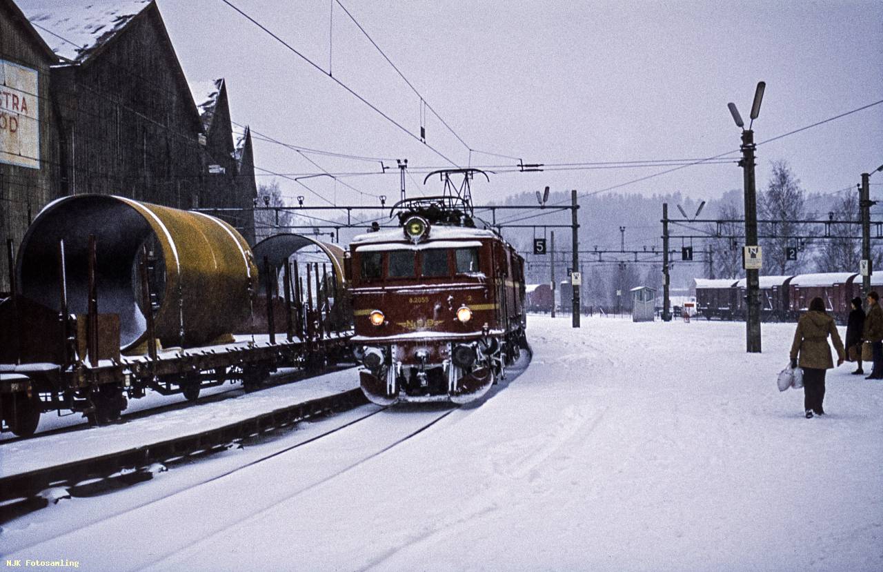 https://pix.njk.no/195/195032-Randsfjordbanen-Hoenefoss-El8-1971-11-06_2560.jpg
