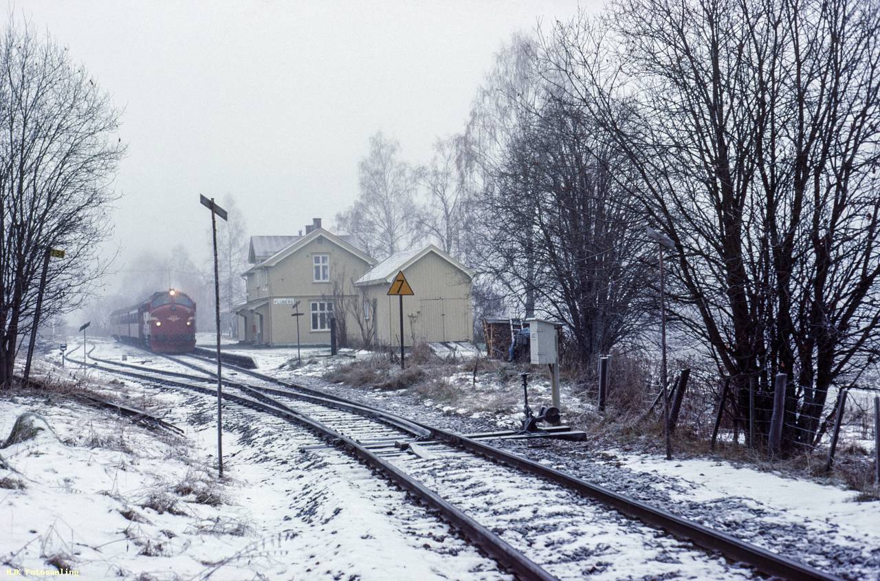 https://pix.njk.no/196/196459-Valdresbanen-Fluberg-1988-11-13_2560.jpg
