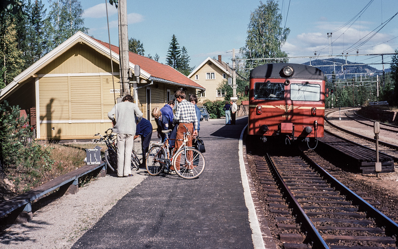 https://pix.njk.no/196/196648-Gjoevikbanen-Harestua-sykkeltur-1976_1280.jpg