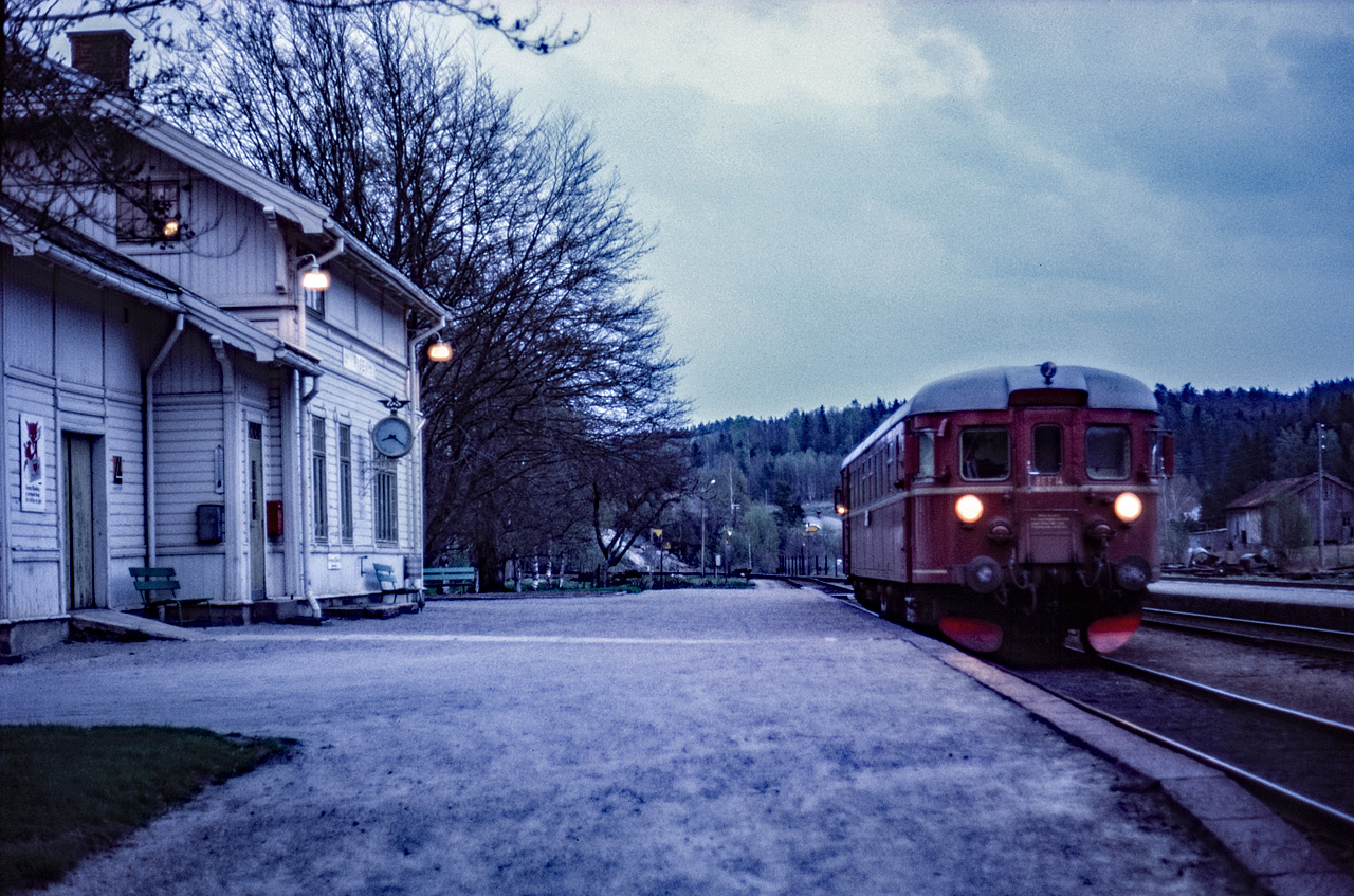 https://pix.njk.no/200/200386-Arendalsbanen-Rise-kveld-1974_1280.jpg