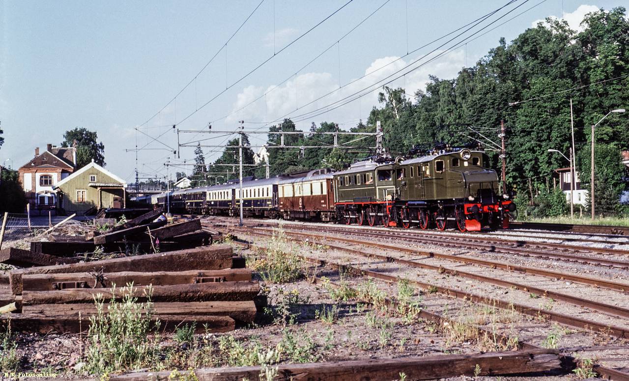https://pix.njk.no/205/205025-Drammenbanen-Orientekspressen-Stabekk-1988-06-27_2560-fotoEWJohansson.jpg