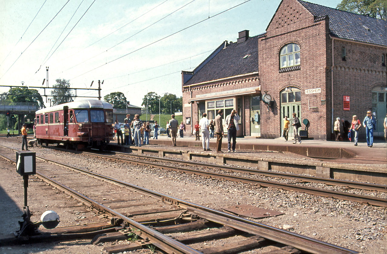 https://pix.njk.no/205/205274-Hovedbanen-Jessheim-BM87-1974-06-16_1280-fotoEWJohansson.jpg