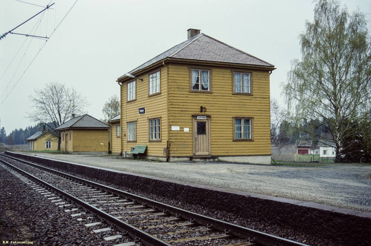https://pix.njk.no/206/206665-Randsfjordbanen-Drolsum-1989-05-01_2560.jpg