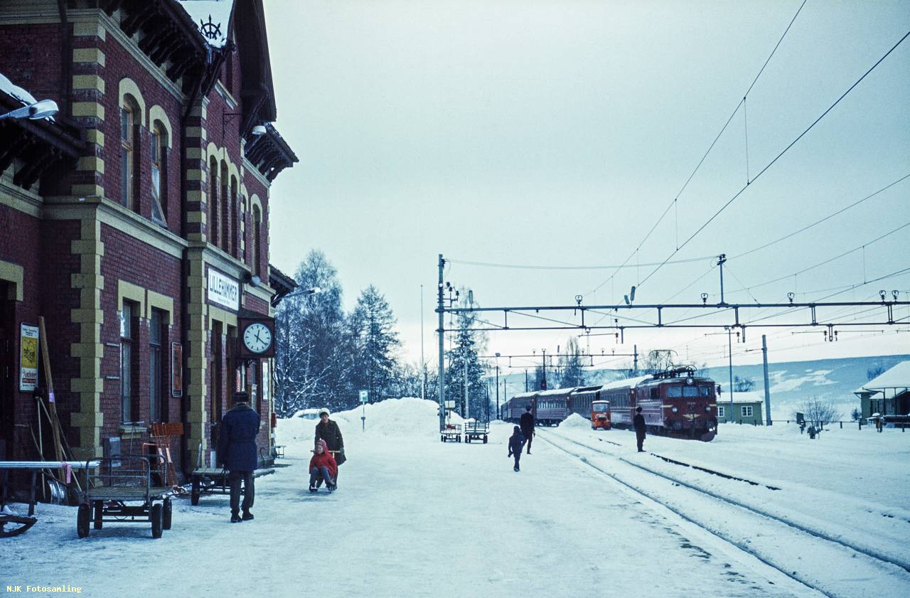 https://pix.njk.no/207/207310-Lillehammer-tog351-pa778sken1971_2560-fotoEWJohansson.jpg