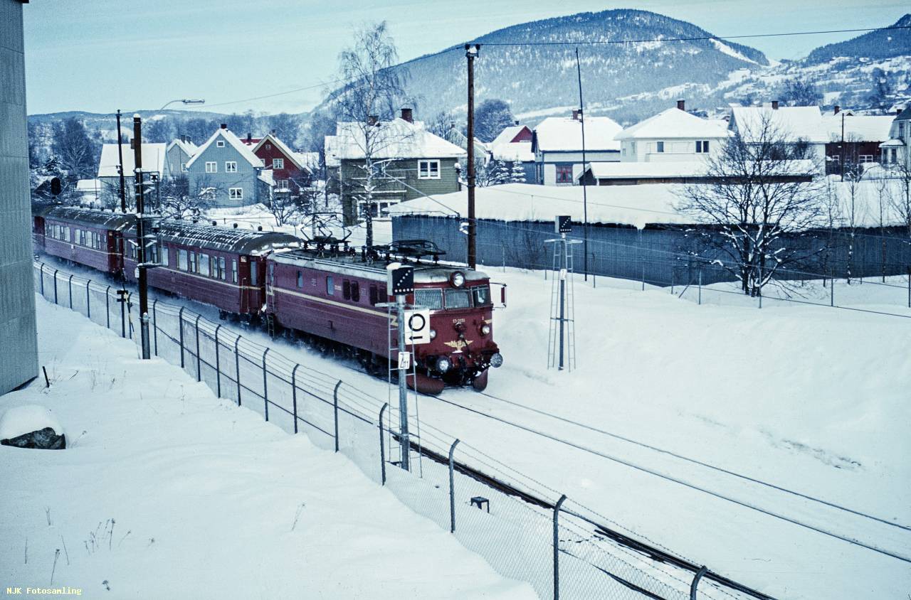 https://pix.njk.no/207/207311-El132131-Lillehammer-pa778sken1971_2560-fotoEWJohansson.jpg