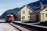 https://pix.njk.no/208//s208350-Numedalsbanen-Norefjord-tog591-1988-08-06_3000-fotoEWJohansson.jpg
