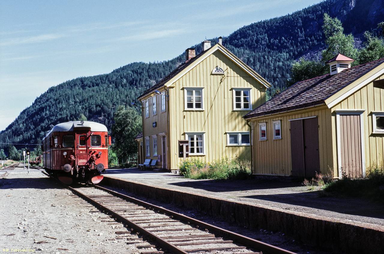 https://pix.njk.no/208/208350-Numedalsbanen-Norefjord-tog591-1988-08-06_3000-fotoEWJohansson.jpg