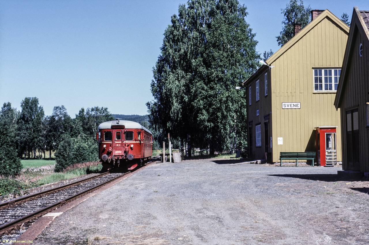 https://pix.njk.no/208/208354-Numedalsbanen-Svene-tog592-1988-08-06_3000-fotoEWJohansson.jpg