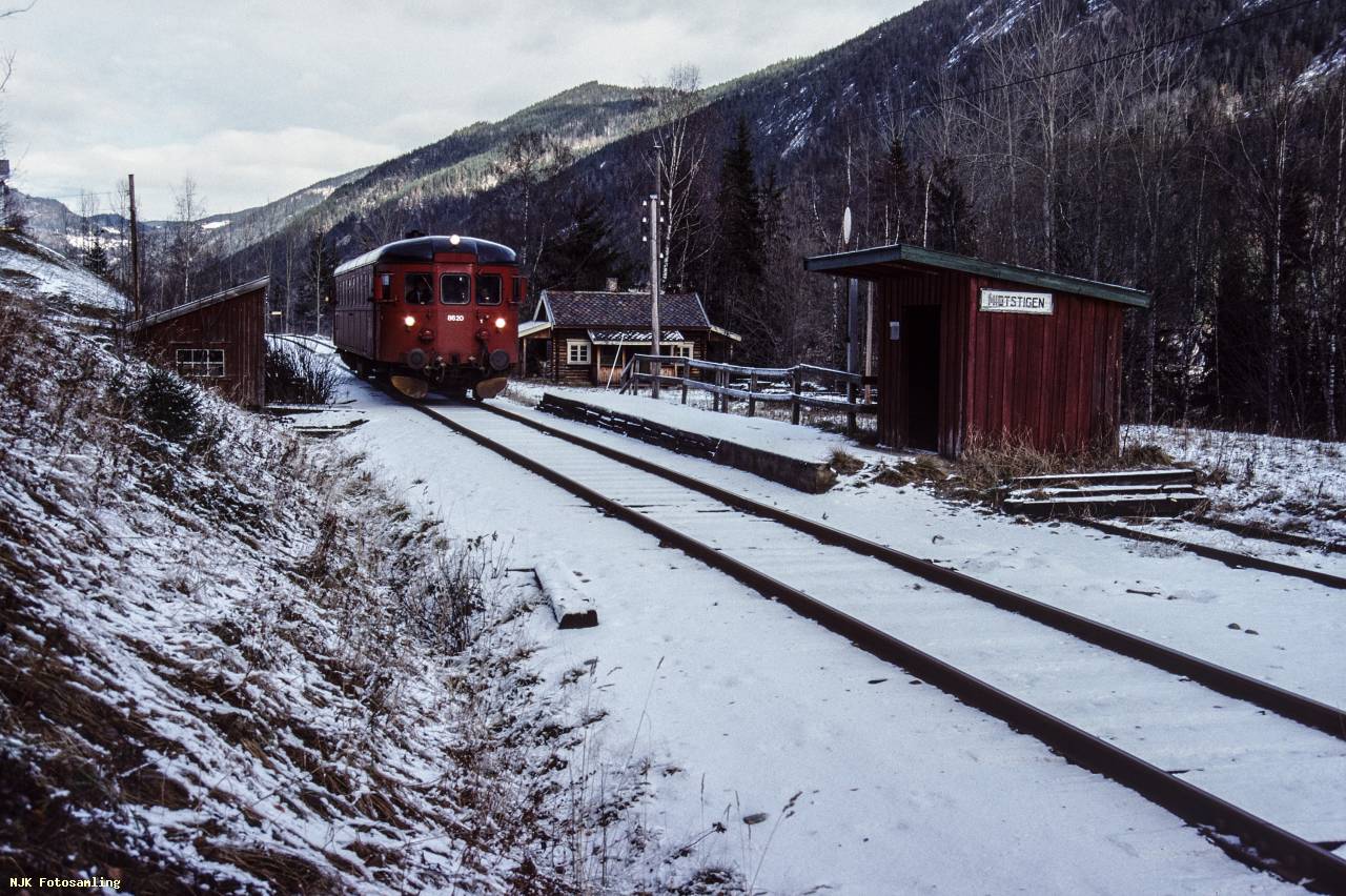 https://pix.njk.no/208/208369-Numedalsbanen-Midtstigen-tog592-1988-10-30_3000-fotoEWJohansson.jpg