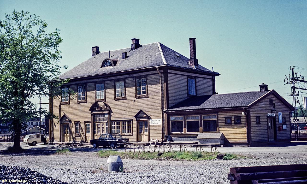 https://pix.njk.no/211/211450-Hovedbanen-Alnabrustbysiden-1971_2560.jpg