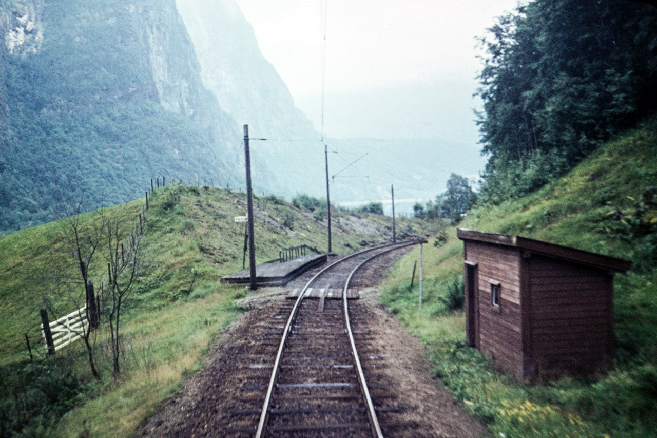 https://pix.njk.no/220/220722-Hardangerbanen-Sa778kvitno-1970_1280-fotoEWJohansson.jpg