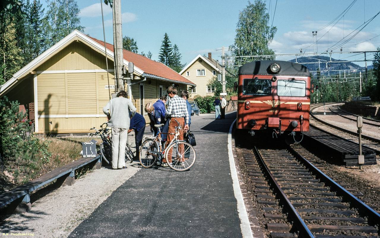 https://pix.njk.no/232/232160-Gjoevikbanen-Harestua-sykkeltur-1976-fotoEWJohansson_2560.jpg