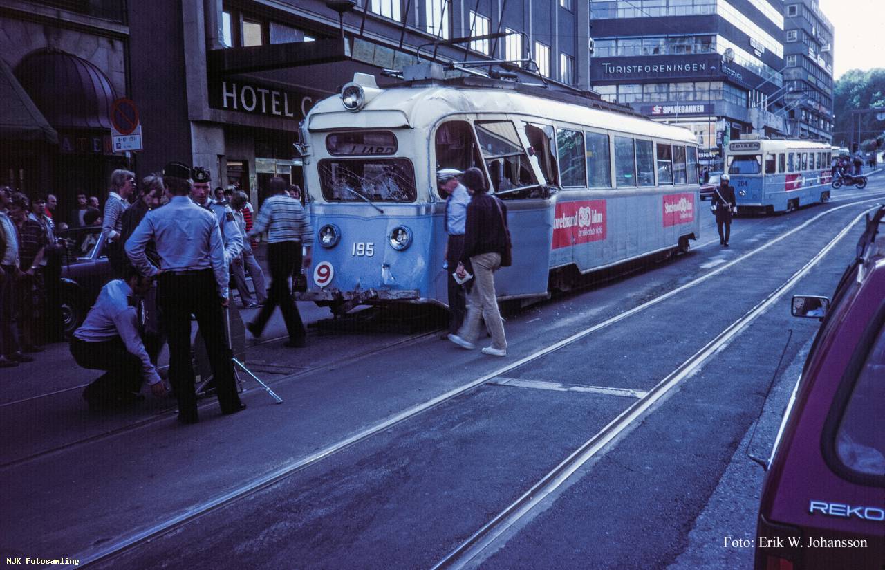 https://pix.njk.no/251/251122-B-vogn195-kollisjon-Nationaltheatret-1981-07-19_3000-fotoEWJohanssoncopy.jpg