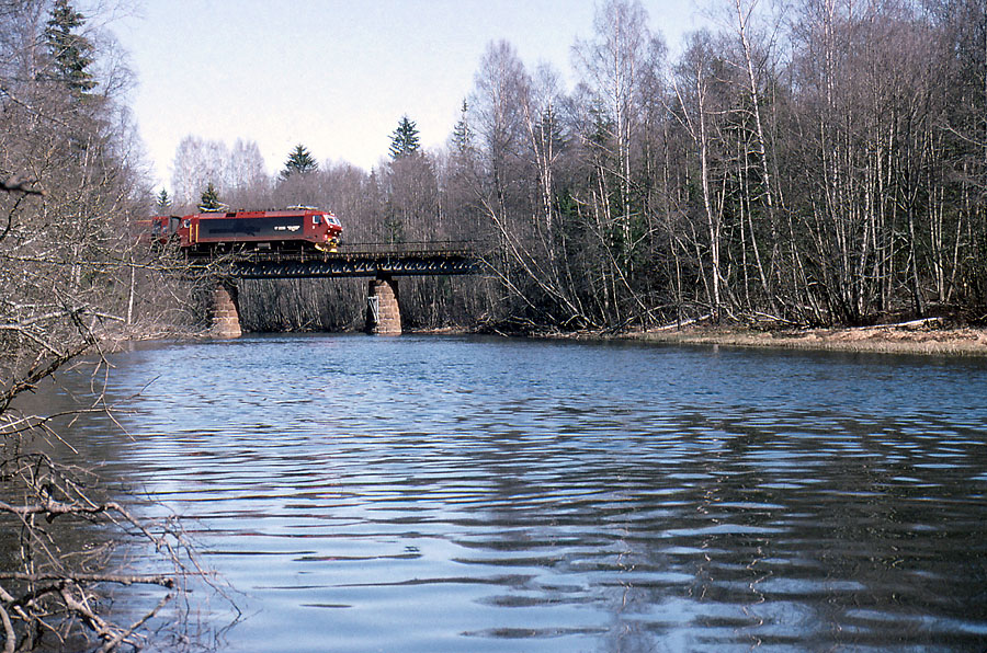 https://pix.njk.no/66/66590-Hovedbanen-Boen-Andelva-tog42-1994-05-01_900.jpg
