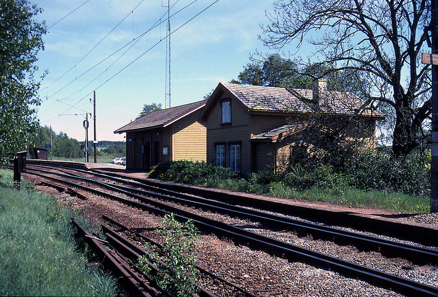 https://pix.njk.no/90/90454-OEstfoldbanen-Holstad-01-1989-05_900.jpg