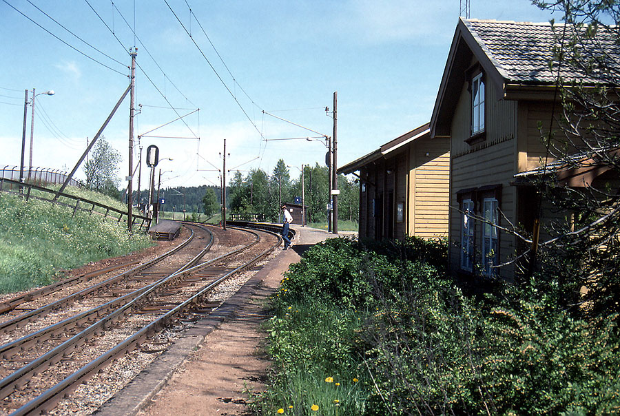 https://pix.njk.no/90/90457-OEstfoldbanen-Holstad-04-1989-05_900.jpg