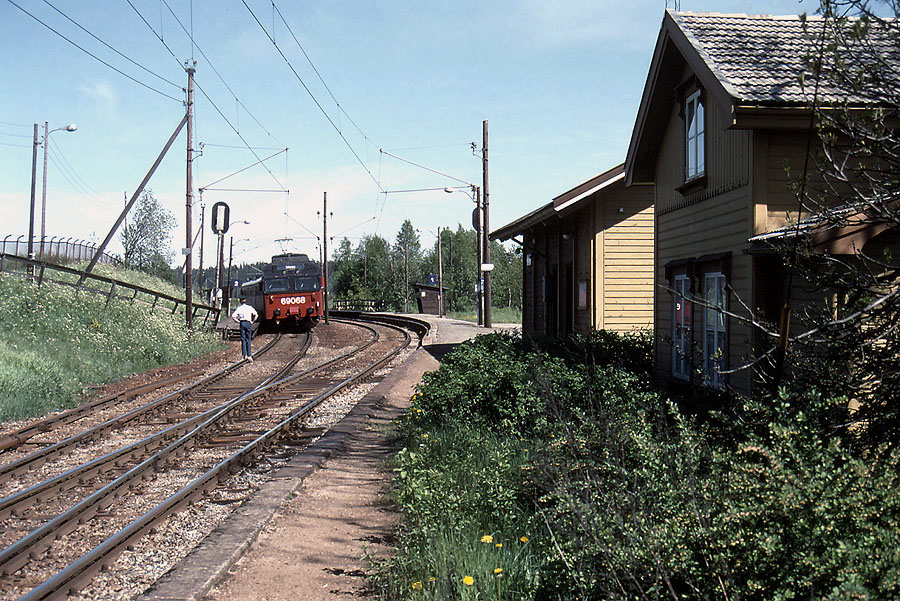 https://pix.njk.no/90/90458-OEstfoldbanen-Holstad-05-1989-05_900.jpg