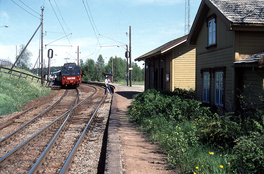 https://pix.njk.no/90/90459-OEstfoldbanen-Holstad-06-1989-05_900.jpg