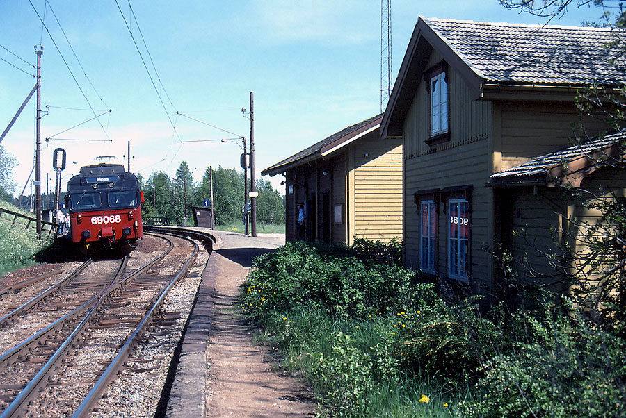 https://pix.njk.no/90/90460-OEstfoldbanen-Holstad-07-1989-05_900.jpg